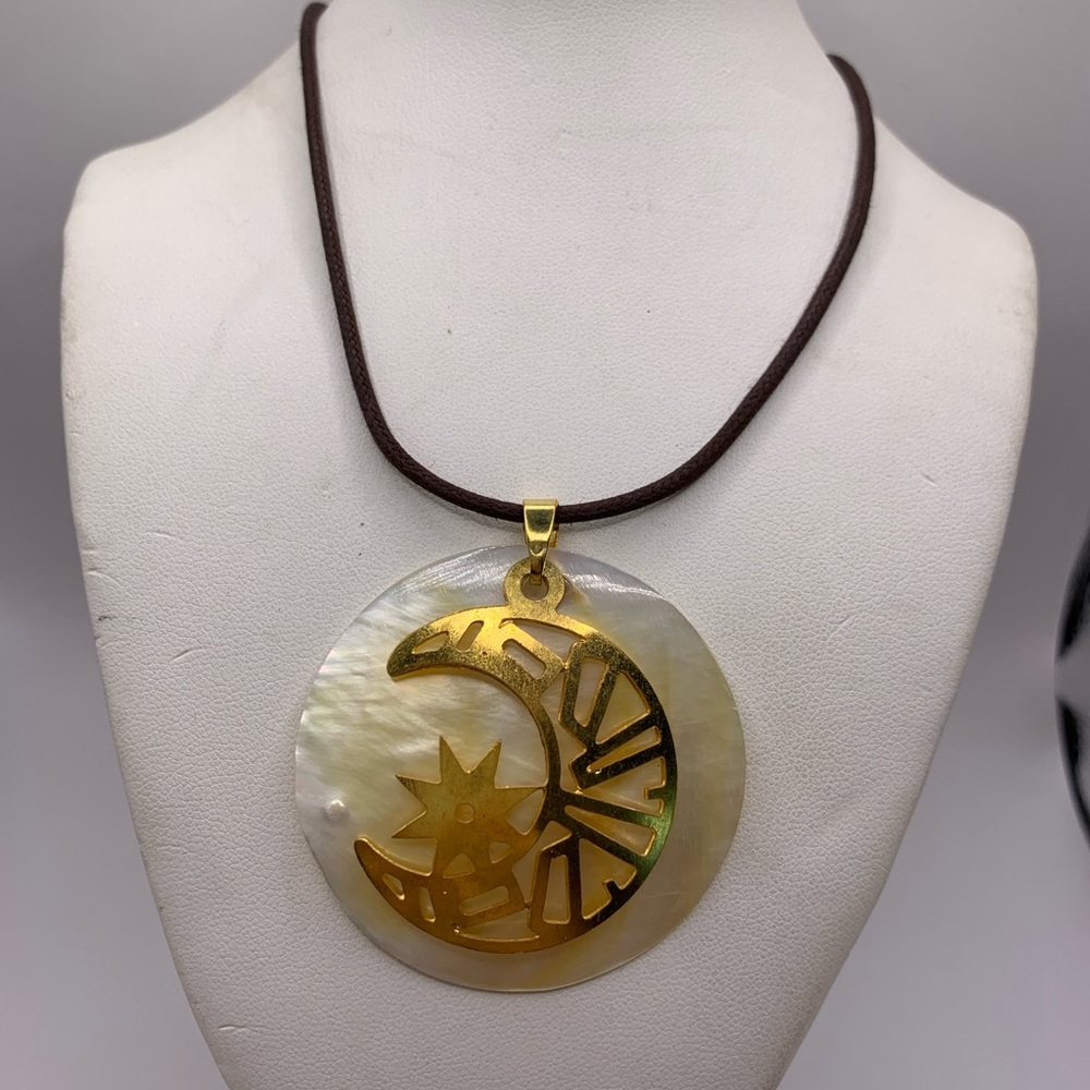 Gold Moon and Star Shell Pendant Necklace NWT - Picture 7 of 8
